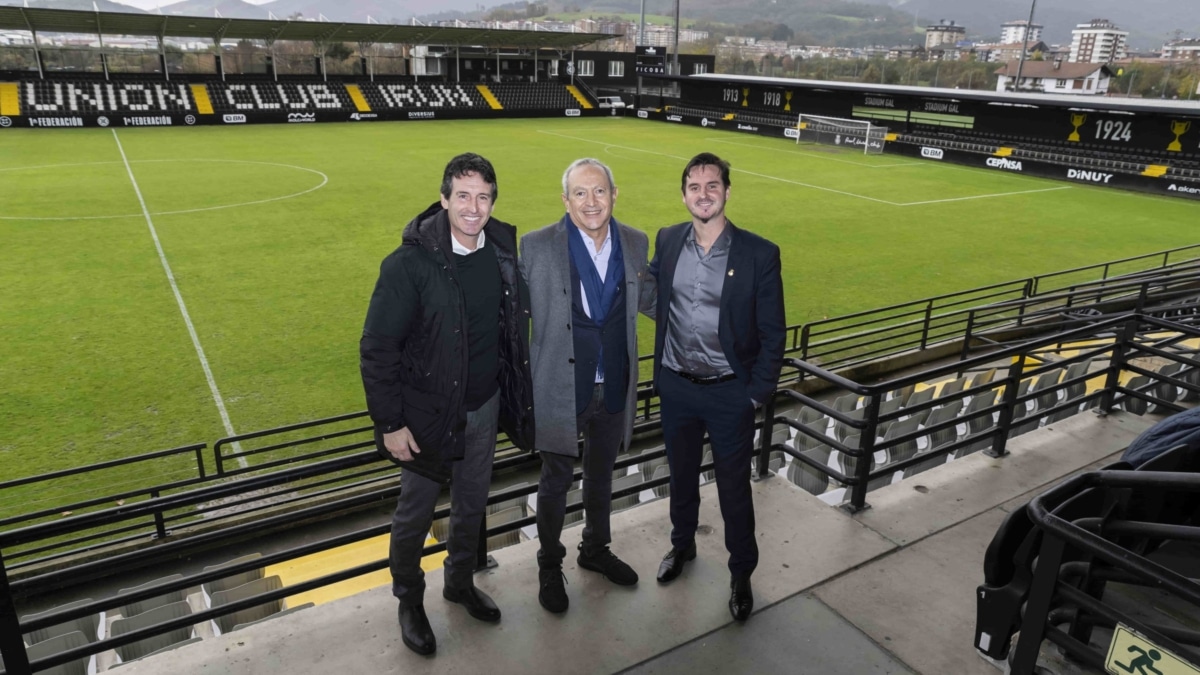 Unai Emery (I), Nassef Sawiris (C), presidente y copropietario del Aston Villa, e Igor Emery (D), presidente del Real Unión, tras firmar el acuerdo.