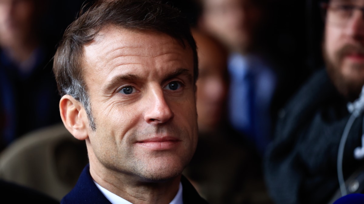 El presidente de Francia, Emmanuel Macron, responde a los medios de comunicación durante una visita a Blendecques