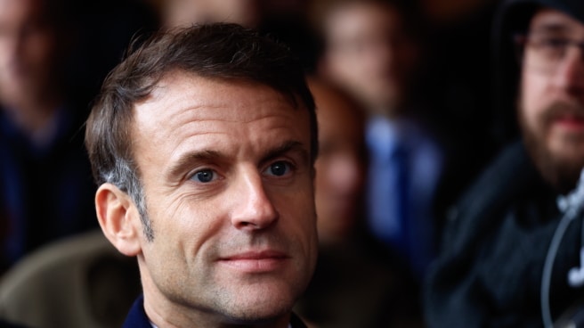 Francia endurece la ley de inmigración con el voto de los conservadores El presidente de Francia, Emmanuel Macron, responde a los medios de comunicación durante una visita a Blendecques