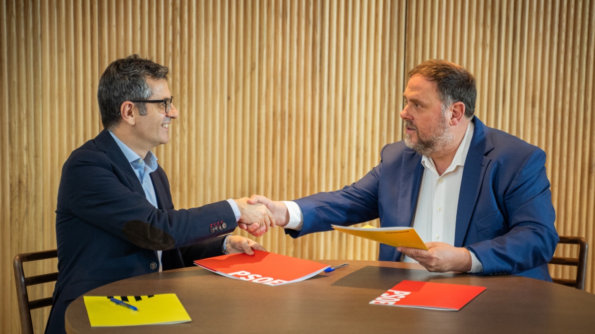 El ministro de la Presidencia y miembro de la Comisión Ejecutiva Federal y de la comisión negociadora del PSOE, Félix Bolaños (i), y el presidente de ERC