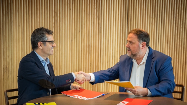 Un desastre sin paliativos El ministro de la Presidencia y miembro de la Comisión Ejecutiva Federal y de la comisión negociadora del PSOE, Félix Bolaños (i), y el presidente de ERC