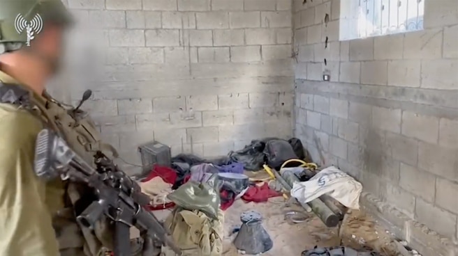 escombros-tunel Un soldado israelí en uno de los subterráneos de Hamás