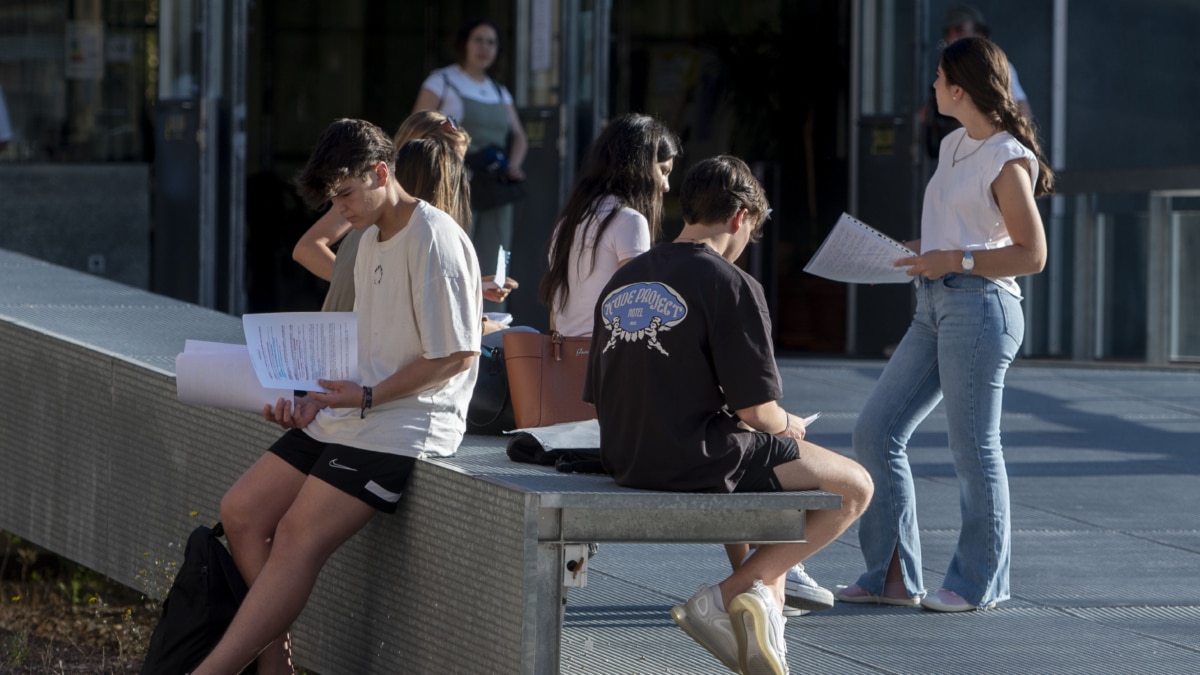Imagen de archivo de estudiantes esperando a que comience un examen de la convocatoria extraordinaria de la Evaluación para el Acceso a la Universidad (EvAU), en el exterior de la Facultad de Farmacia de la UCM