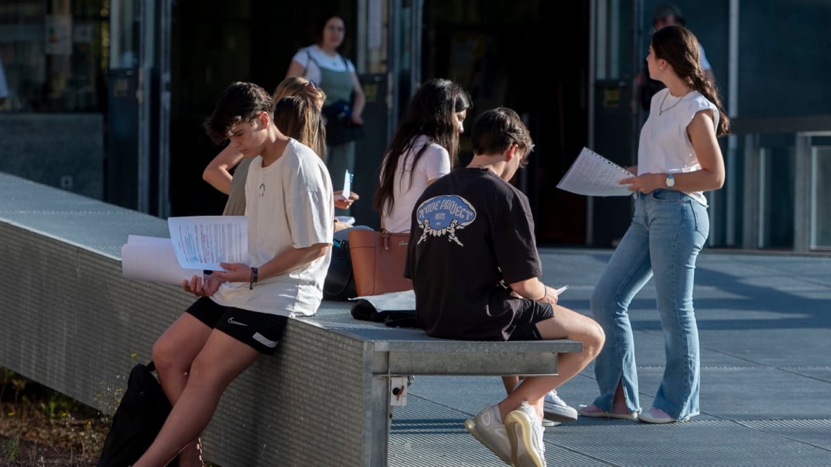 Imagen de archivo de estudiantes esperando a que comience un examen de la convocatoria extraordinaria de la Evaluación para el Acceso a la Universidad (EvAU), en el exterior de la Facultad de Farmacia de la UCM