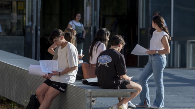 Imagen de archivo de estudiantes esperando a que comience un examen de la convocatoria extraordinaria de la Evaluación para el Acceso a la Universidad (EvAU), en el exterior de la Facultad de Farmacia de la UCM