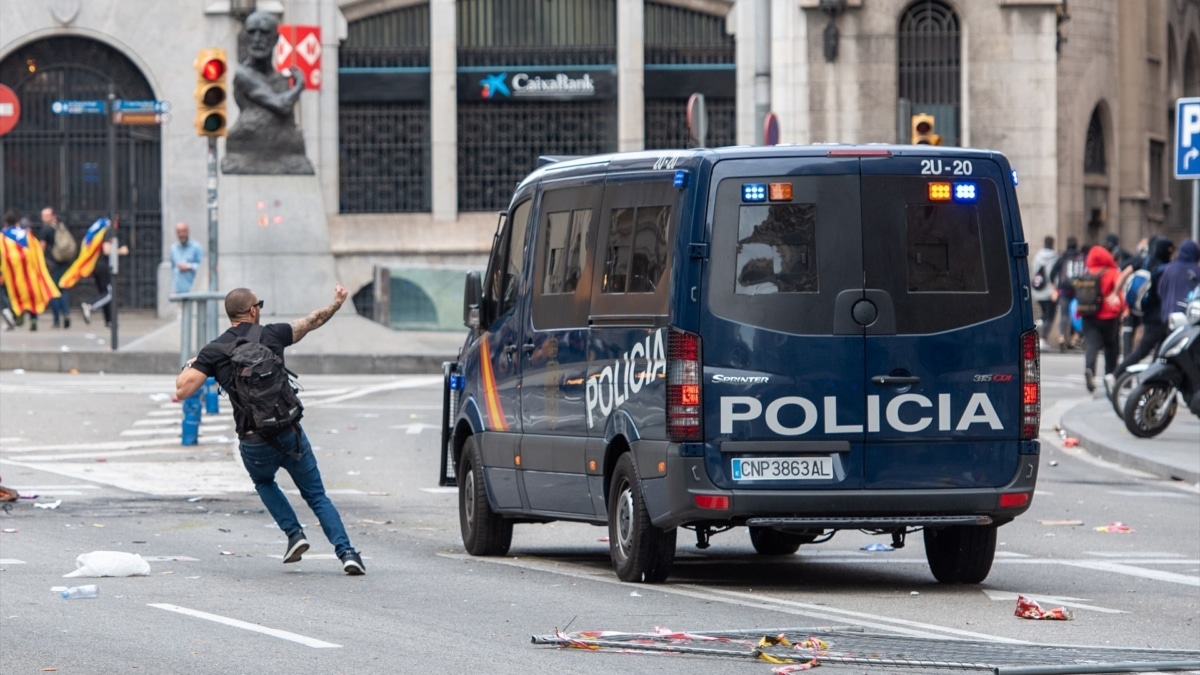 Un hombre levanta el dedo "corazón" a un furgón de la Policía Nacional en la Vía Layetana durante la manifestación del 18 de octubre de 2019 por la sentencias del 1-O.