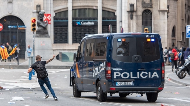Un hombre levanta el dedo "corazón" a un furgón de la Policía Nacional en la Vía Layetana durante la manifestación del 18 de octubre de 2019 por la sentencias del 1-O. Un hombre levanta el dedo "corazón" a un furgón de la Policía Nacional en la Vía Layetana durante la manifestación del 18 de octubre de 2019 por la sentencias del 1-O.