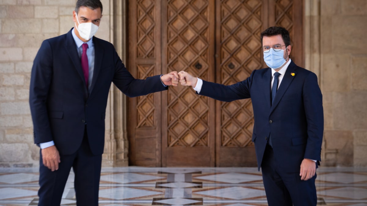 El presidente del Gobierno, Pedro Sánchez (i), y el de la Generalitat, Pere Aragonès (d), posan a su llegada para la reunión en el Palau de la Generalitat antes de que se celebre la segunda reunión de la mesa del diálogo entre el Gobierno central y el Govern catalán, a 15 de septiembre de 2021, en Barcelona, Catalunya (España). Sánchez y Aragonès inauguran hoy la nueva etapa de la mesa de diálogo para resolver el denominado "conflicto catalán". Esta nueva reunión llega en un momento especialmente crítico para los socios del Govern, inmersos en una disputa que ha dejado por el momento a Junts fuera de las negociaciones con el Ejecutivo central. 15 SEPTIEMBRE 2021;DIALOGO;BARCELONA;CATAUÑA;GENERALITAT;GOBIERNO CENTRAL;GOBIERNO David Zorraquino / Europa Press (Foto de ARCHIVO) 15/9/2021