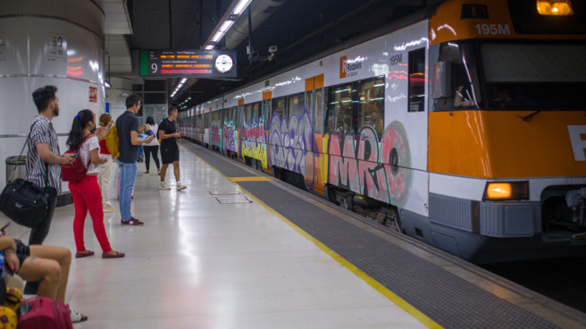 Viajeros esperan la llegada de un tren en uno de los andenes de la estación de Sants. Viajeros esperan la llegada de un tren en uno de los andenes de la estación de Sants.