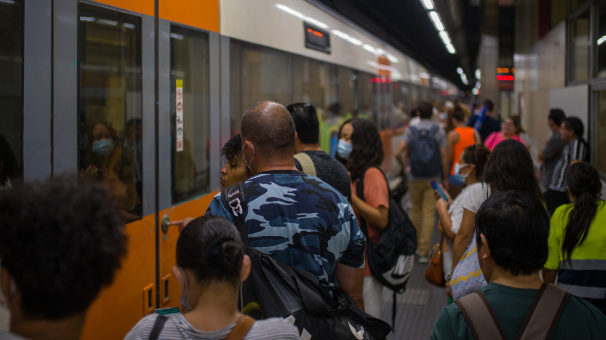 Un anden con viajeros esperando un tren de Rodalies.