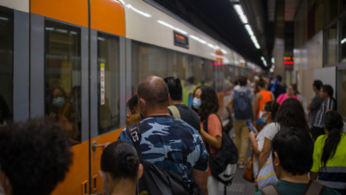 Caos en Rodalies: un robo de cobre provoca el colapso en todas las líneas en plena jornada electoral en Cataluña