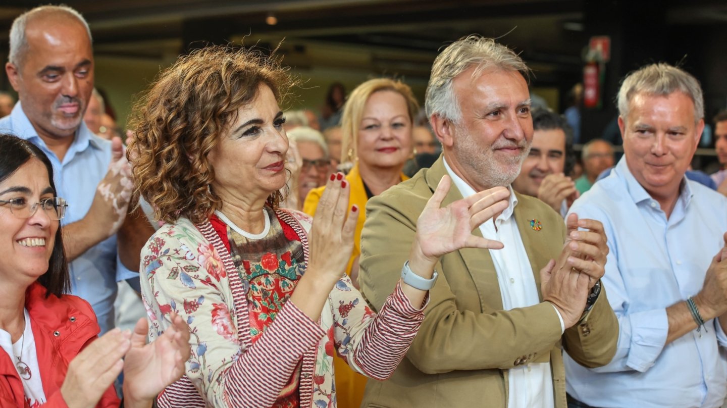 (I-D) La secretaria de Sanidad del PSOE y candidata a la Alcaldía de Las Palmas de Gran Canaria, Carolina Darias; la ministra de Hacienda y vicesecretaria general del PSOE, María Jesús Montero; y el secretario general del PSOE Canarias y presidente del Gobierno de Canarias y candidato a la reelección, Ángel Víctor Torres; durante un mitin de campaña del PSOE, en el Auditorio Alfredo Kraus, a 14 de mayo de 2023, en Las Palmas de Gran Canaria, Gran Canaria, Canarias (España). El acto se celebra de cara a las próximas elecciones municipales y autonómicas del 28 de mayo. La campaña electoral comenzó en la madrugada del 12 de mayo, y terminará la madrugada del próximo 27 de mayo, 15 días después. 14 MAYO 2023;MITIN;28M;ELECCIONES;CAMPAÑA ELECTORAL;PSOE;PARTIDO SOCIALISTA; Europa Press / Europa Press (Foto de ARCHIVO) 14/5/2023