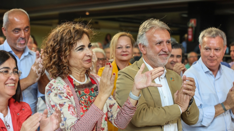 (I-D) La secretaria de Sanidad del PSOE y candidata a la Alcaldía de Las Palmas de Gran Canaria, Carolina Darias; la ministra de Hacienda y vicesecretaria general del PSOE, María Jesús Montero; y el secretario general del PSOE Canarias y presidente del Gobierno de Canarias y candidato a la reelección, Ángel Víctor Torres; durante un mitin de campaña del PSOE, en el Auditorio Alfredo Kraus, a 14 de mayo de 2023, en Las Palmas de Gran Canaria, Gran Canaria, Canarias (España). El acto se celebra de cara a las próximas elecciones municipales y autonómicas del 28 de mayo. La campaña electoral comenzó en la madrugada del 12 de mayo, y terminará la madrugada del próximo 27 de mayo, 15 días después. 14 MAYO 2023;MITIN;28M;ELECCIONES;CAMPAÑA ELECTORAL;PSOE;PARTIDO SOCIALISTA; Europa Press / Europa Press (Foto de ARCHIVO) 14/5/2023