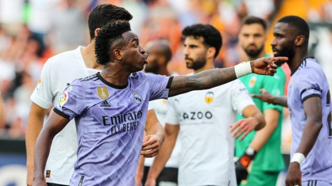 Vinicius, con el Real Madrid, en un partido frente al Valencia Vinicius-Valencia