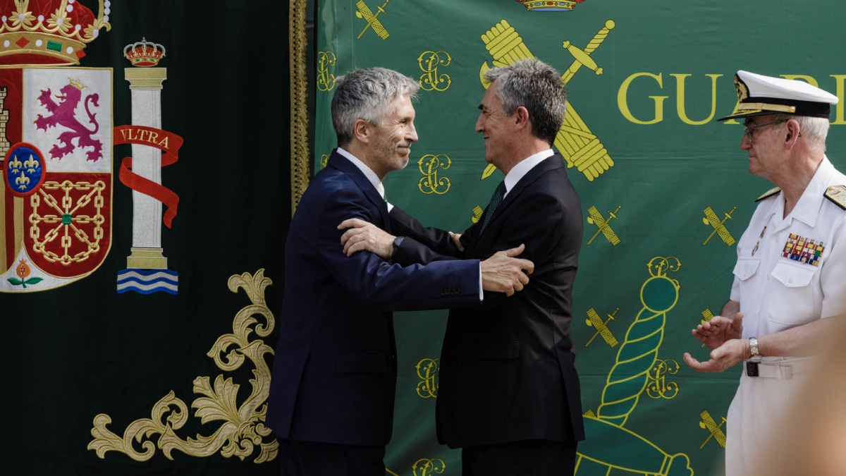 El ministro del Interior, Fernando Grande-Marlaska (i), y el director de la Guardia Civil, Leonardo Marcos (d).