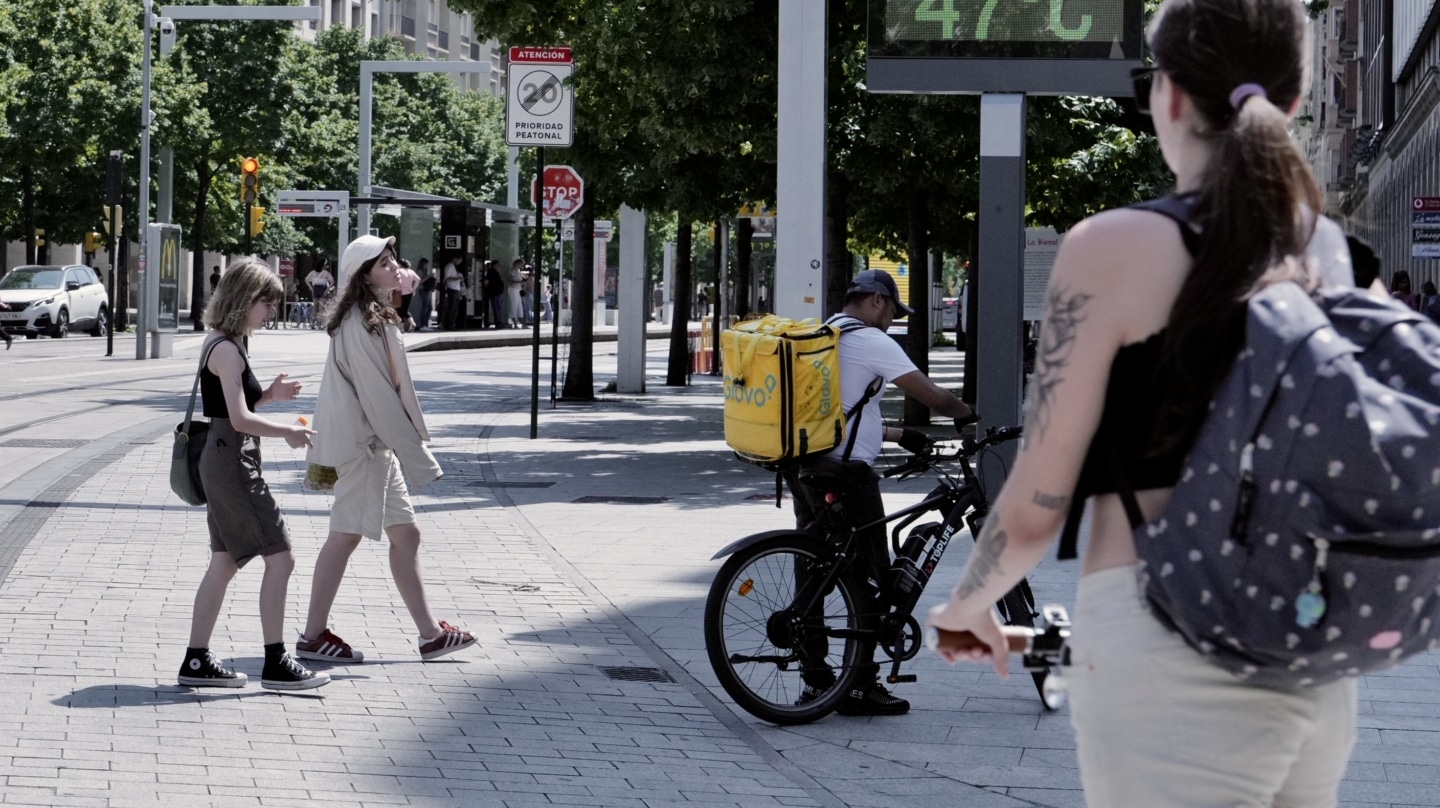 Un termómetro indica 47º de temperatura, a 10 de julio de 2023, en Zaragoza, Aragón (España).