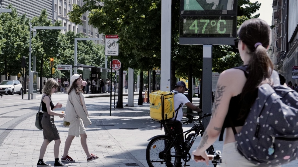 Un termómetro indica 47º de temperatura, a 10 de julio de 2023, en Zaragoza, Aragón (España).