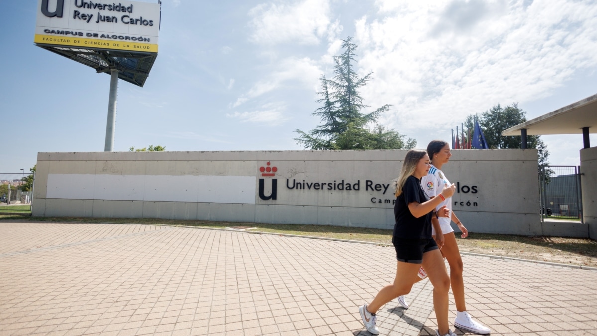 Dos personas caminan por la universidad Rey Juan Carlos (URJC) del campus de Alcorcón, en el inicio del curso universitario