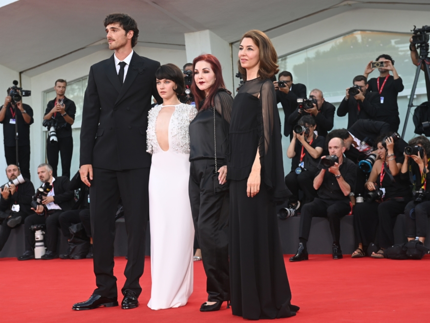 Sofia Coppola, directora de la película 'Priscilla', posa junto a los actores Jacob Elordi, Cailee Spaeny y Priscilla Presley en la alfombra roja del 80º Festival Internacional de Cine de Venecia