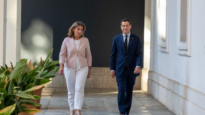 El presidente de la Junta de Andalucía, Juanma Moreno y la vicepresidenta tercera del Gobierno y ministra para la Transición Ecológica y el Reto Demográfico en funciones, Teresa Ribera.