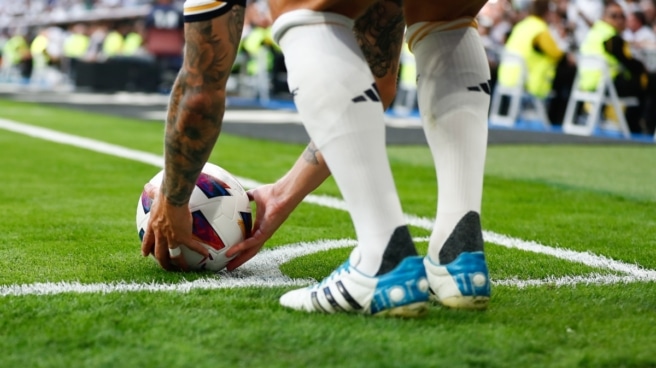 Toni Kroos coloca un balón de LaLiga El balón de LaLiga