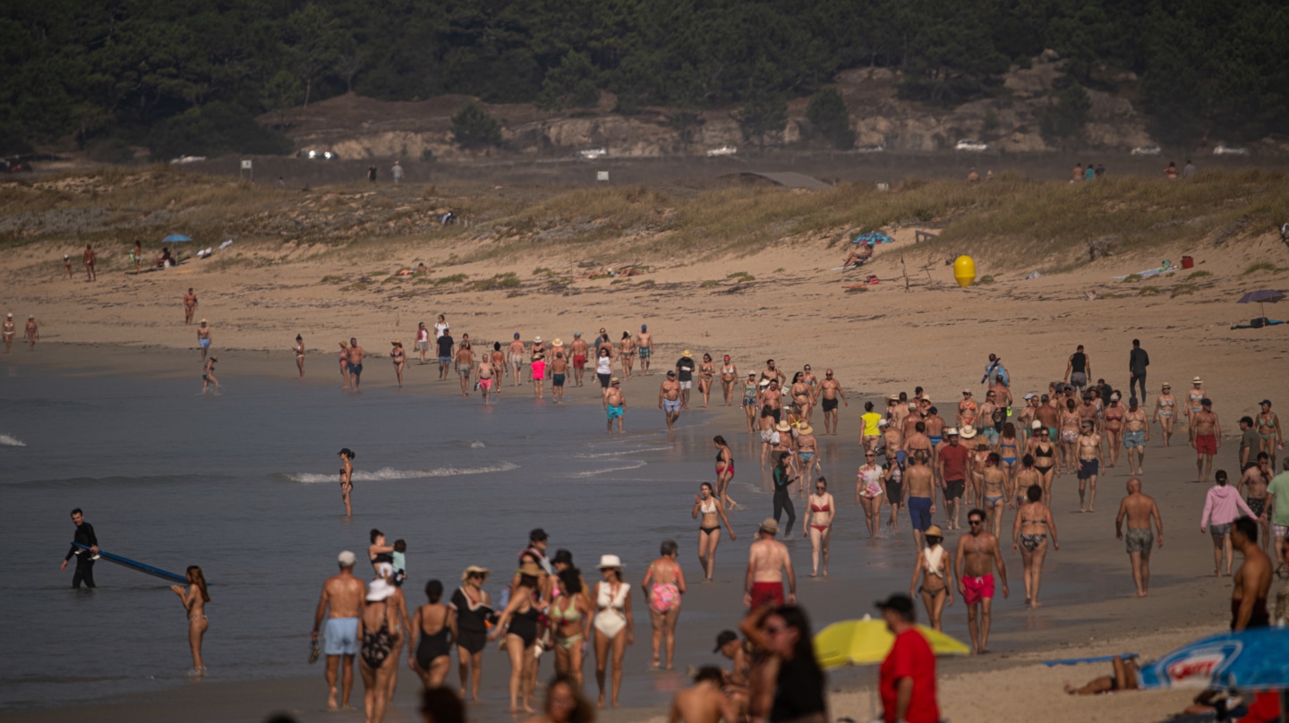 Bañistas en la playa, a 8 de octubre de 2023, en Pontevedra, Galicia (España), como consecuencia de las altas temperaturas