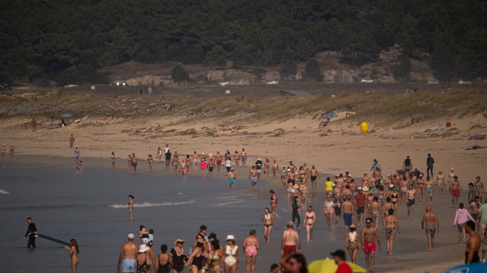Bañistas en la playa, a 8 de octubre de 2023, en Pontevedra, Galicia (España), como consecuencia de las altas temperaturas
