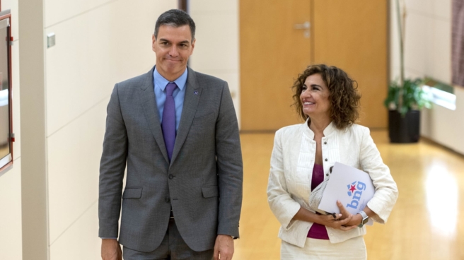 La ministra de Hacienda y Función Pública en funciones, María Jesús Montero, y el presidente del Gobierno en funciones, Pedro Sánchez, a su llegada para recibir al portavoz del PNV en el Congreso, durante su ronda de contactos, a 10 de octubre de 2023, en Madrid (España). El presidente del Gobierno en funciones y candidato del PSOE a la reelección, continúa hoy su ronda de contactos con el Bloque Nacionalista Galego (BNG) y con el Partido Nacionalista Vasco (PNV) para tantear posibles apoyos a su investidura. Tanto el PNV como el BNG se han mostrado dispuestos a negociar con el PSOE para apoyar la investidura de Pedro Sánchez, siempre y cuando reciban de los socialistas compromisos de avance sobre sus reclamaciones para Euskadi y Galicia, respectivamente. 10 OCTUBRE 2023;MADRID;SÁNCHEZ;BNG;PNV;RONDA DE CONTACTOS;INVESTIDURA Alberto Ortega / Europa Press (Foto de ARCHIVO) 10/10/2023 La ministra de Hacienda y Función Pública en funciones, María Jesús Montero, y el presidente del Gobierno en funciones, Pedro Sánchez, a su llegada para recibir al portavoz del PNV en el Congreso, durante su ronda de contactos, a 10 de octubre de 2023, en Madrid (España). El presidente del Gobierno en funciones y candidato del PSOE a la reelección, continúa hoy su ronda de contactos con el Bloque Nacionalista Galego (BNG) y con el Partido Nacionalista Vasco (PNV) para tantear posibles apoyos a su investidura. Tanto el PNV como el BNG se han mostrado dispuestos a negociar con el PSOE para apoyar la investidura de Pedro Sánchez, siempre y cuando reciban de los socialistas compromisos de avance sobre sus reclamaciones para Euskadi y Galicia, respectivamente. 10 OCTUBRE 2023;MADRID;SÁNCHEZ;BNG;PNV;RONDA DE CONTACTOS;INVESTIDURA Alberto Ortega / Europa Press (Foto de ARCHIVO) 10/10/2023