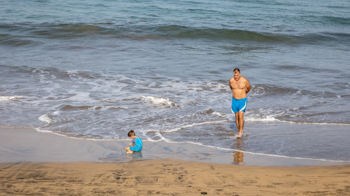 Varias personas en la playa durante la suspensión de clases por la ola de calor, a 11 de octubre de 2023, en Las Palmas de Gran Canaria