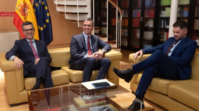 Moody's advierte del aumento de riesgo político y crediticio de España por los pactos de ERC y Junts (I-D) El ministro de la Presidencia, Félix Bolaños; el presidente del Gobierno en funciones, Pedro Sánchez, y el portavoz de ERC, Gabriel Rufián, durante una reunión