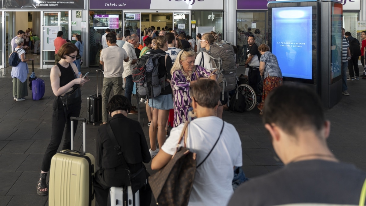 Un grupo de personas dentro de las instalaciones de la estación de ave Joaquín Sorolla