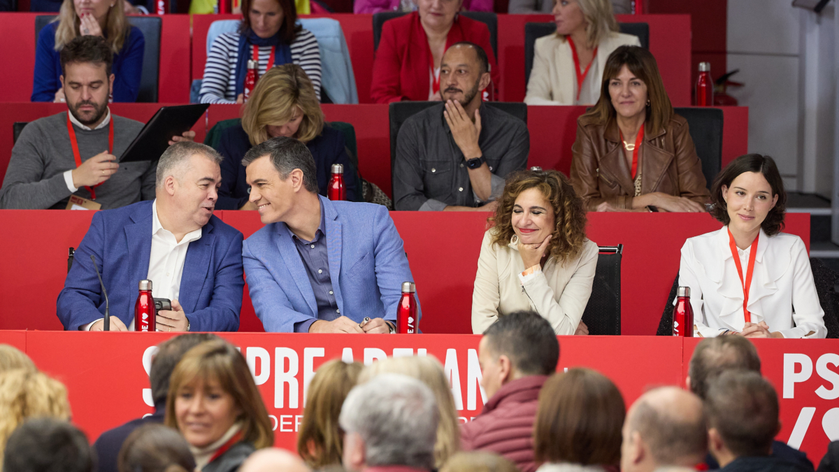 El secretario general del PSOE y presidente del Gobierno en funciones, Pedro Sánchez (2i), preside la reunión del Comité Federal, en la sede del PSOE