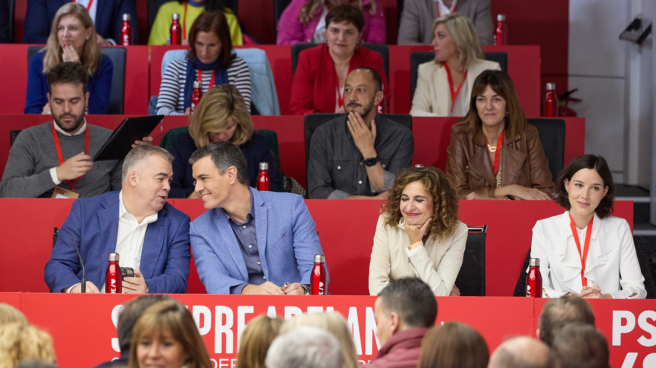 ...y todo por siete míseros votos El secretario general del PSOE y presidente del Gobierno en funciones, Pedro Sánchez (2i), preside la reunión del Comité Federal, en la sede del PSOE