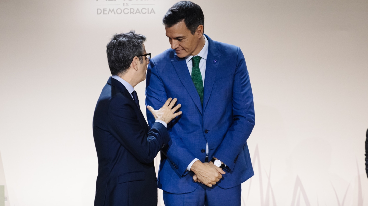 El ministro de la Presidencia, Relaciones con las Cortes y Memoria Democrática en funciones, Félix Bolaños (i), y el presidente del Gobierno en funciones, Pedro Sánchez (d), durante el acto con motivo de la celebración del 'Día de Recuerdo y Homenaje a todas las víctimas del golpe militar, la Guerra y la Dictadura', en el Auditorio Nacional de Música, a 30 de octubre de 2023, en Madrid (España). El Gobierno ha entregado hoy las 18 declaraciones de reparación y reconocimiento personal con motivo del Día de Recuerdo y Homenaje a todas las víctimas del golpe militar, la guerra y la dictadura. Si bien la Ley de Memoria Democrática estableció el 31 de octubre como el Día de Homenaje y Recuerdo a las víctimas del franquismo, en esta ocasión el acto se ha adelantado hoy al coincidir con la sesión conjunta de las Cortes Generales en la que la Princesa de Asturias jurará la Constitución. 30 OCTUBRE 2023;MADRID;GOBIERNO;HOMENAJE;VICTIMAS DE GUERRA Y DICTADURA Carlos Luján / Europa Press 30/10/2023