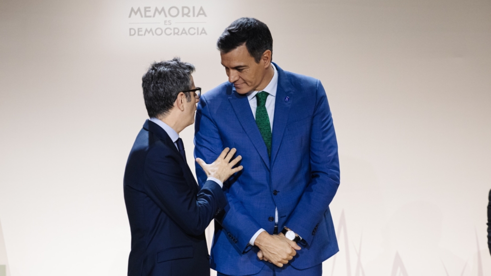 El ministro de la Presidencia, Relaciones con las Cortes y Memoria Democrática en funciones, Félix Bolaños (i), y el presidente del Gobierno en funciones, Pedro Sánchez (d), durante el acto con motivo de la celebración del 'Día de Recuerdo y Homenaje a todas las víctimas del golpe militar, la Guerra y la Dictadura', en el Auditorio Nacional de Música, a 30 de octubre de 2023, en Madrid (España). El Gobierno ha entregado hoy las 18 declaraciones de reparación y reconocimiento personal con motivo del Día de Recuerdo y Homenaje a todas las víctimas del golpe militar, la guerra y la dictadura. Si bien la Ley de Memoria Democrática estableció el 31 de octubre como el Día de Homenaje y Recuerdo a las víctimas del franquismo, en esta ocasión el acto se ha adelantado hoy al coincidir con la sesión conjunta de las Cortes Generales en la que la Princesa de Asturias jurará la Constitución. 30 OCTUBRE 2023;MADRID;GOBIERNO;HOMENAJE;VICTIMAS DE GUERRA Y DICTADURA Carlos Luján / Europa Press 30/10/2023