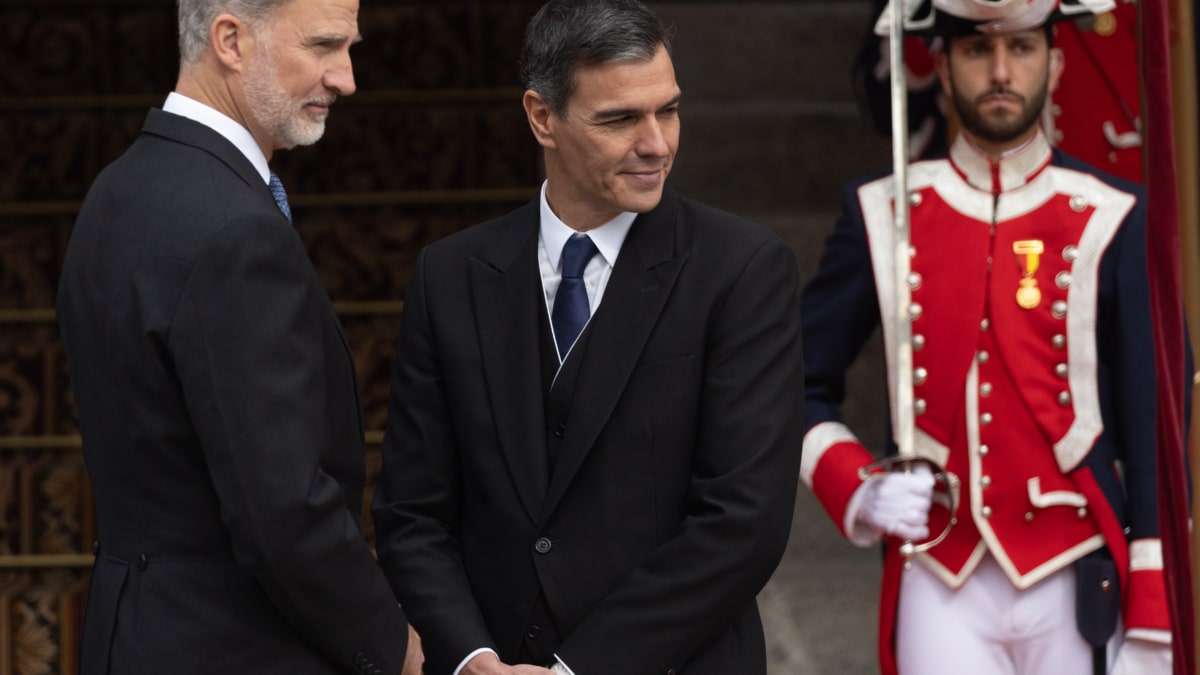 El Rey y Sánchez, en el acto de la jura de la princesa Leonor.