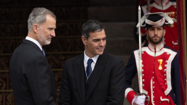 El Rey y Sánchez, en el acto de la jura de la princesa Leonor. El Rey y Sánchez, en el acto de la jura de la princesa Leonor.