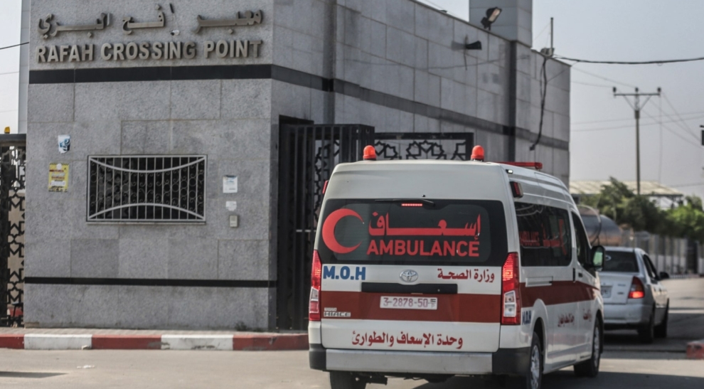 Una ambulancia cruza el paso de Rafah.