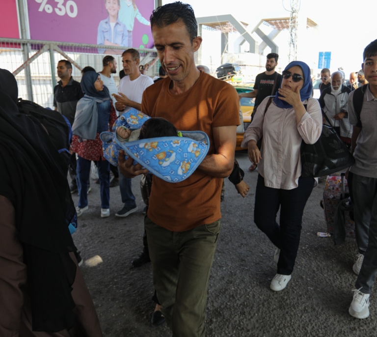Un médico español, entre los extranjeros que han salido de Gaza por el paso de Rafah