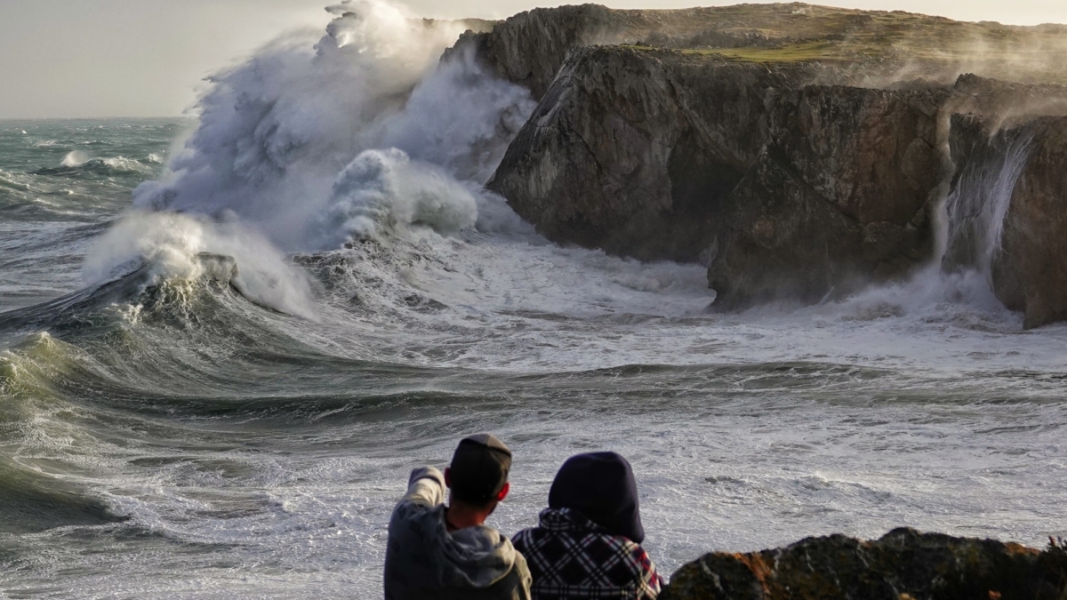 Oleaje en la costa de Llanes (Asturias).