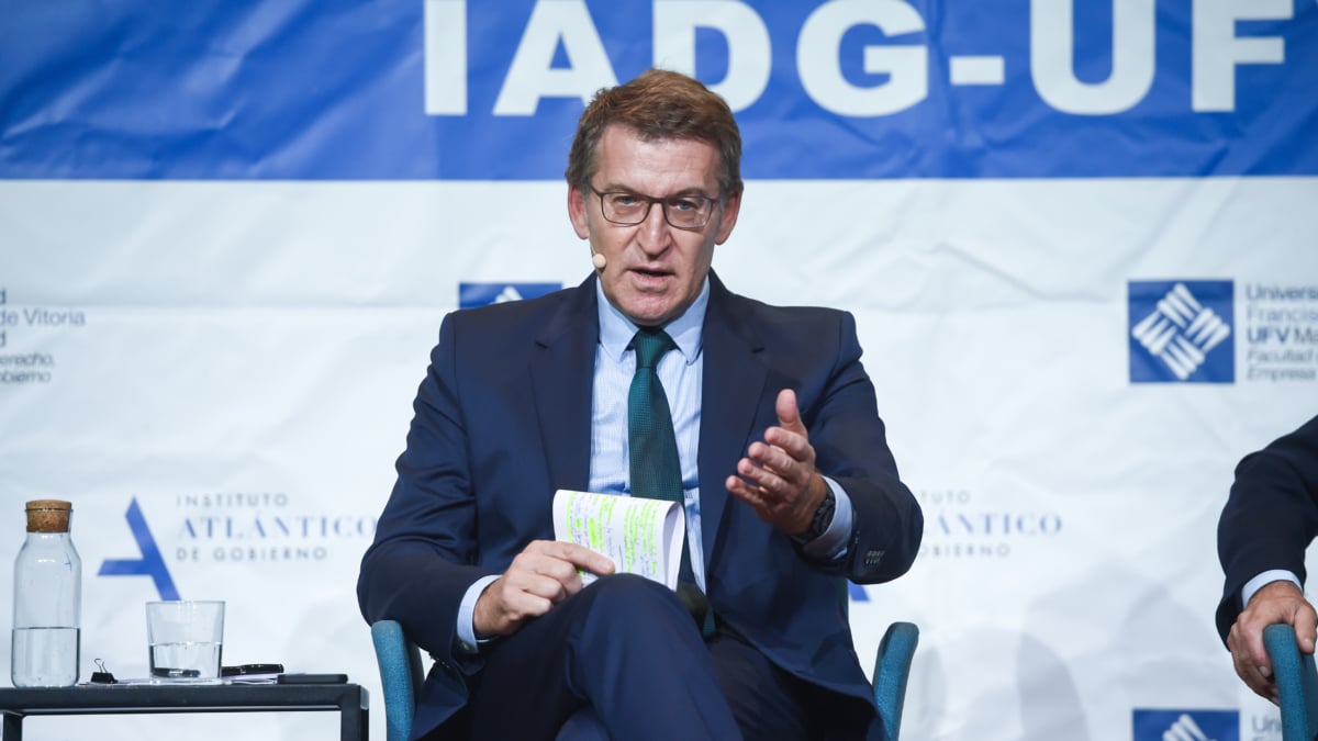 El presidente del Partido Popular, Alberto Núñez Feijóo, durante un coloquio en la inauguración del Máster de Acción Política del Instituto de Estudios Atlánticos y la Universidad Francisco de Vitoria.