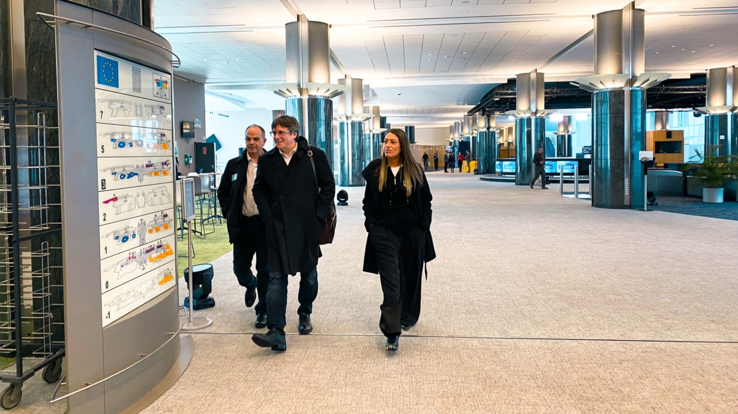 (I-D) El secretario general de Junts per Catalunya, Jordi Turull; el expresidente de la Generalitat, Carles Puigdemont y la diputada de Junts, Miriam Nogueras, en el Parlamento Europeo, Bruselas (Bélgica). El secretario de Organización del PSOE, Santos Cerdán, ha retomado este viernes la negociación en Bruselas con el expresidente de la Generalitat y eurodiputado de Junts, Carles Puigdemont, para intentar cerrar un acuerdo que asegure la investidura de Pedro Sánchez. Sin embargo, el encuentro ha terminado sin lograr un acuerdo sobre el alcance de la ley de amnistía, han informado fuentes consultadas por Europa Press. Las negociaciones se complicaron y encallaron ayer por el "alcance y las casuísticas" que debería tener la ley de amnistía, según las fuentes consultadas.