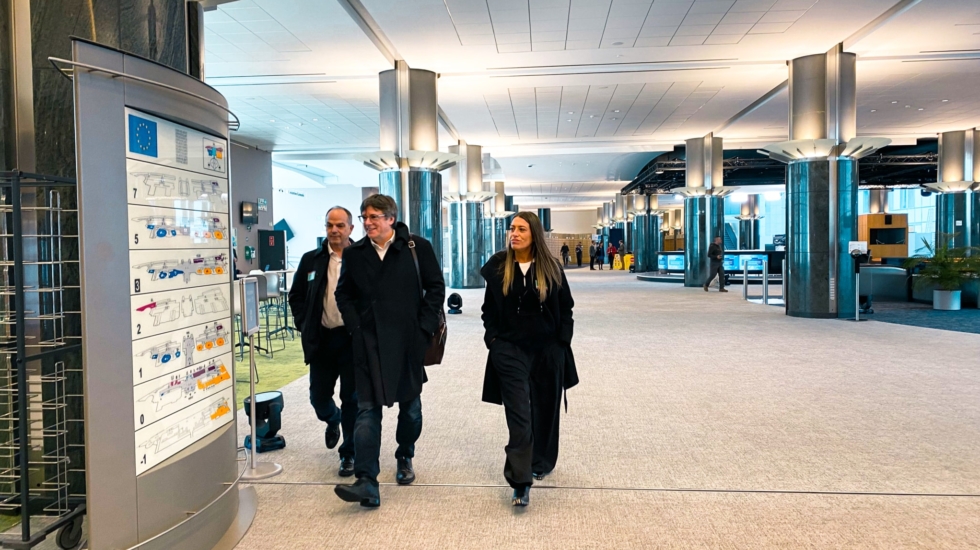 (I-D) El secretario general de Junts per Catalunya, Jordi Turull; el expresidente de la Generalitat, Carles Puigdemont y la diputada de Junts, Miriam Nogueras, en el Parlamento Europeo, Bruselas (Bélgica). El secretario de Organización del PSOE, Santos Cerdán, ha retomado este viernes la negociación en Bruselas con el expresidente de la Generalitat y eurodiputado de Junts, Carles Puigdemont, para intentar cerrar un acuerdo que asegure la investidura de Pedro Sánchez. Sin embargo, el encuentro ha terminado sin lograr un acuerdo sobre el alcance de la ley de amnistía, han informado fuentes consultadas por Europa Press. Las negociaciones se complicaron y encallaron ayer por el "alcance y las casuísticas" que debería tener la ley de amnistía, según las fuentes consultadas.