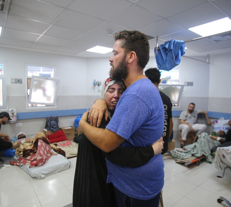 Tropas israelíes irrumpen en el principal hospital de Gaza y siembran el pánico