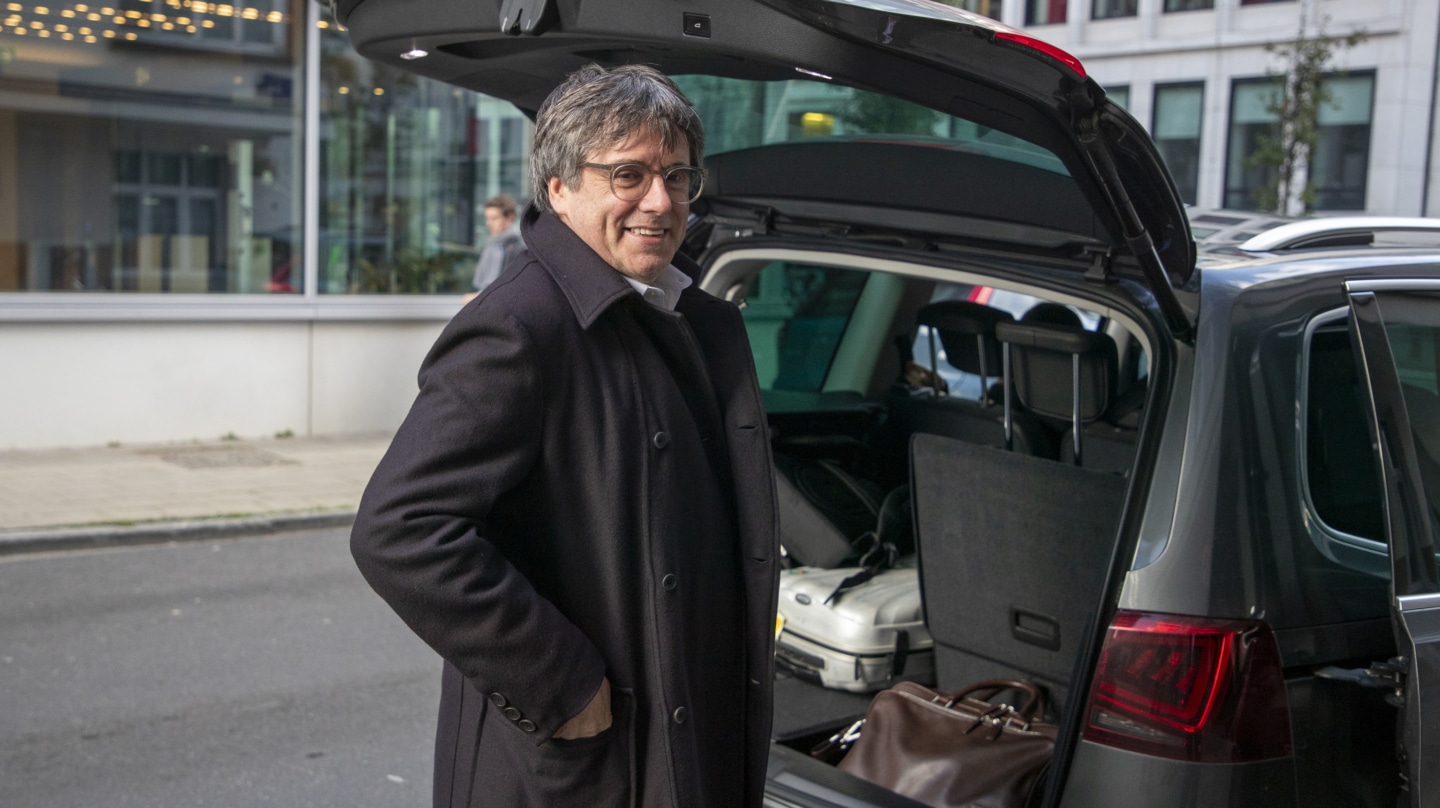 El expresidente de la Generalitat Carles Puigdemont a su salida del Parlamento Europeo, en Bruselas (Bélgica).