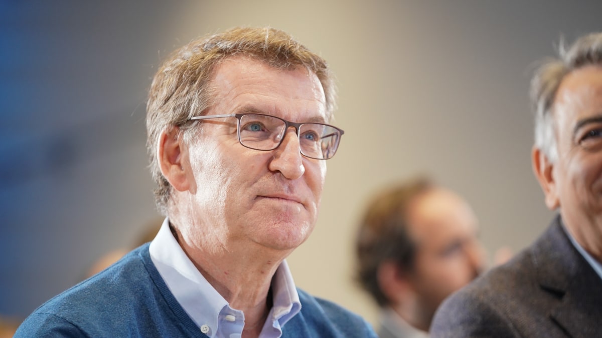 El presidente del Partido Popular, Alberto Núñez Feijóo, durante un Congreso territorial extraordinario del PP vasco para elegir a su nuevo presidente, en el Palacio Europa