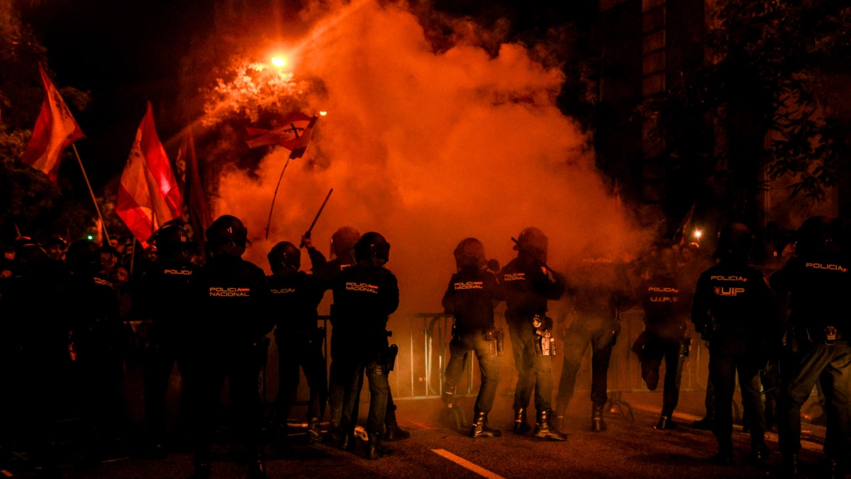 La Policía carga contra los manifestantes durante una concentración en contra de la amnistía, frente a la sede del PSOE en la calle Ferraz