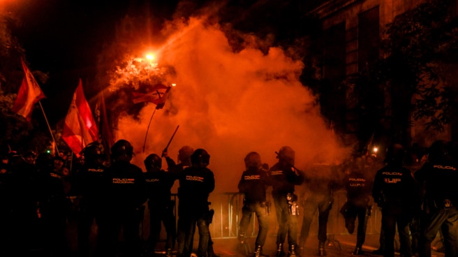 Un antidisturbios, sobre las revueltas en Ferraz: "En 10 años nunca vi tirar gas lacrimógeno" La Policía carga contra los manifestantes durante una concentración en contra de la amnistía, frente a la sede del PSOE en la calle Ferraz