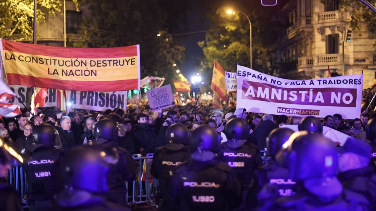 Concentración en la sede del PSOE en Ferraz contra la amnistía.