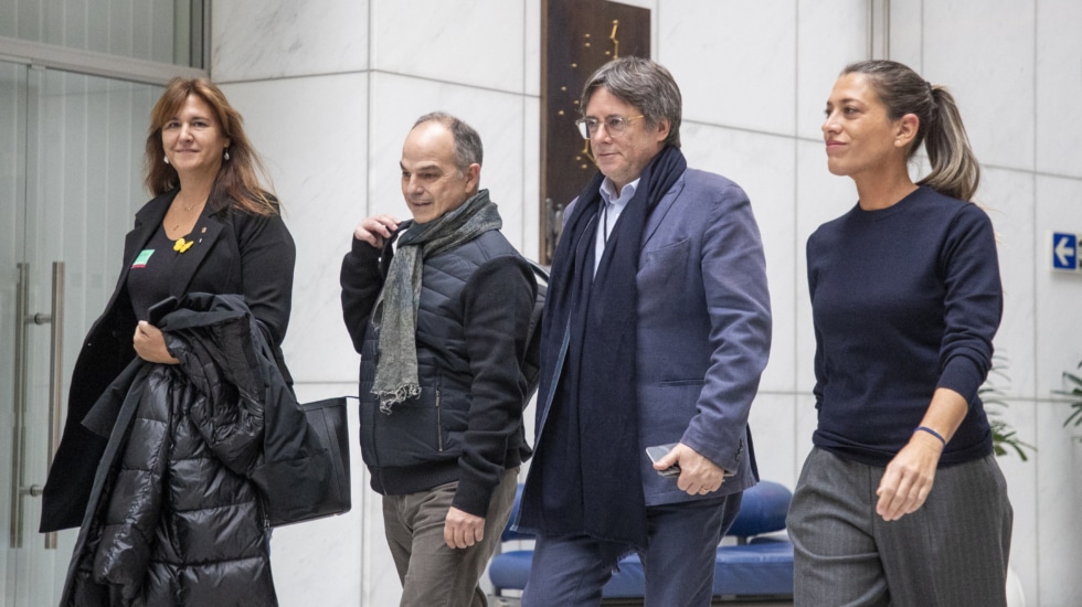 (I-D) La presidenta de Junts, Laura Borràs; el secretario general de Junts per Catalunya, Jordi Turull; el expresidente de la Generalitat, Carles Puigdemont, y la diputada de Junts, Miriam Nogueras, a su llegada al Parlamento Europeo, a 8 de noviembre de 2023, en Bélgica (Bruselas). Los negociadores de Junts y del PSOE siguen sin llegar a un acuerdo sobre la ley de amnistía a primera hora de hoy tras una noche de negociaciones "intensas", lo que complica la investidura de Pedro Sánchez como presidente del Gobierno esta semana. Fuentes de la negociación explican que continúan los trabajos "intensos y discretos" en Bruselas después de una noche en la que tampoco se ha logrado cerrar el acuerdo entre negociadores exconvergentes y socialistas, encabezados por su secretario de Organización y 'número tres', Santos Cerdán. 08 NOVIEMBRE 2023;BÉLGICA;BRUSELAS;PSOE;JUNTS;NEGOCIACIONES Europa Press / Europa Press 08/11/2023